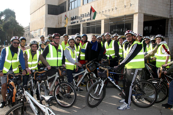 عمان: لا للأزمات المرورية  ..  مسيرة دراجات هوائية