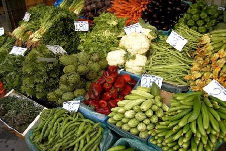 اسعار البيض والخبز و5 اصناف من الخضار الاحد