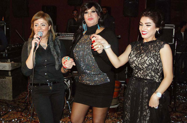 فيفي عبده تستعرض رشاقتها بفستان اسود قصير  ..  صور