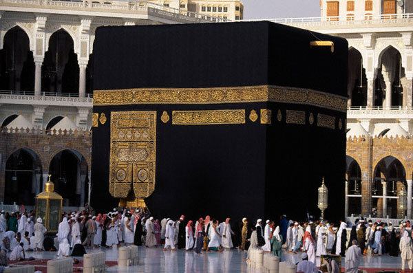  ممثلة إغراء تتوب وترتدي الحجاب أمام الكعبة