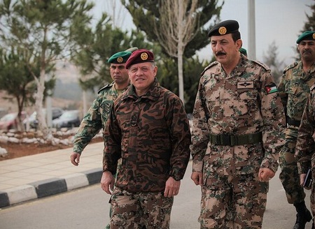 الملك يزور القيادة العامة للقوات المسلحة