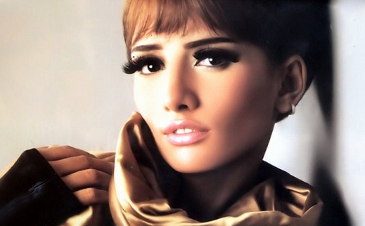 الفنانة زينة لأحمد عز: خلي الناس تاكل عيش على فضايحنا !