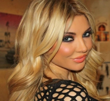 ميريام كلينك تستعد لجلسة تصوير عارية