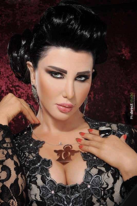 شاهد جيني إسبر مع طفلتها ساندي بإطلالة زرقاء ملكية