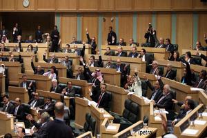 العمل والادارية تبحثان مطالب عمال التحميل والتنزيل