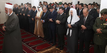 الملك يؤدي صلاة العيد في مسجد قيادة المنطقة العسكرية الجنوبية بالعقبة