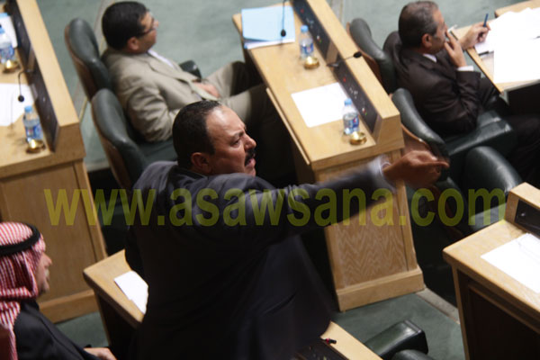 بالصور  ..  جلسة نيابية ساخنة وسخط على الحكومة