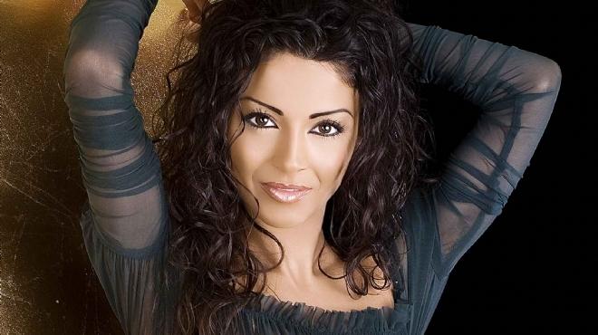 صور ..  دوللي شاهين بملابس جريئة على المسرح 