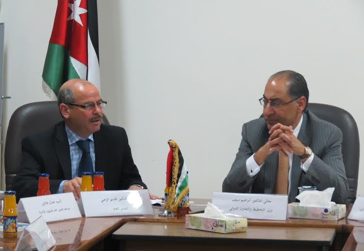 وزير التخطيط  يزور الإحصاءات العامة