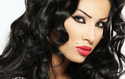شاهد لحظة سقوط الفنانة مروة على مسرح الغردقة  ..  فيديو