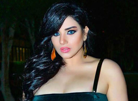 مروة نصر تُشعل مواقع التواصل بفستانها الأحمر الفاضح - صور