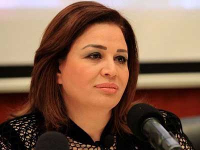 الهام شاهين تؤدي العمرة عن روح والدتها وتعود مباشرة للتصوير