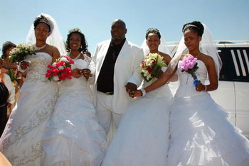 يتزوج أربع نساء في حفل زفاف واحد!!