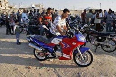 منع إركاب النساء خلف سائقي الدراجات النارية في غزة
