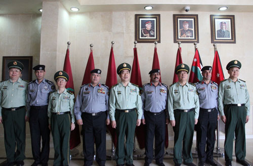 مسؤول صيني يزور قوات الدرك