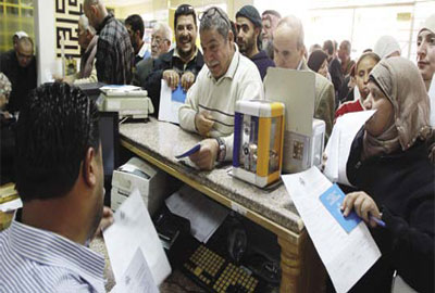 الضريبة: بنوك محلية تدفع لموظفيها الدعم النقدي 