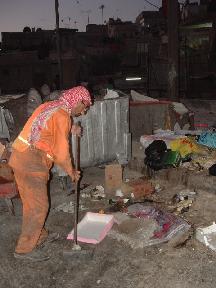30 سعوديا يتنافسون على وظيفة عامل نظافة