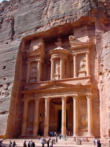 93 الفا زاروا البترا في نيسان 