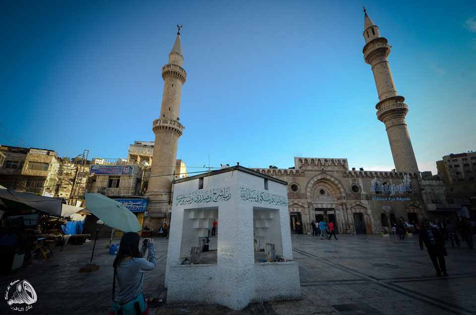 سائحة اجنبية تلتقط صورة للمسجد الحسيني