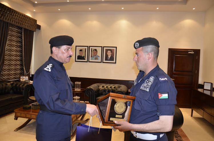مدير الامن العام يكرم شرطيا لشجاعته