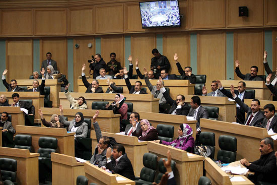 مناقشة تثبيت المتقاعدين العسكريين في الاوقاف
