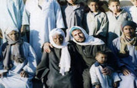 معمر يبلغ المائة وثلاثة أعوام يتزوج من عروس تبلغ السابعة والخمسين من العمر بعد قصة حب !