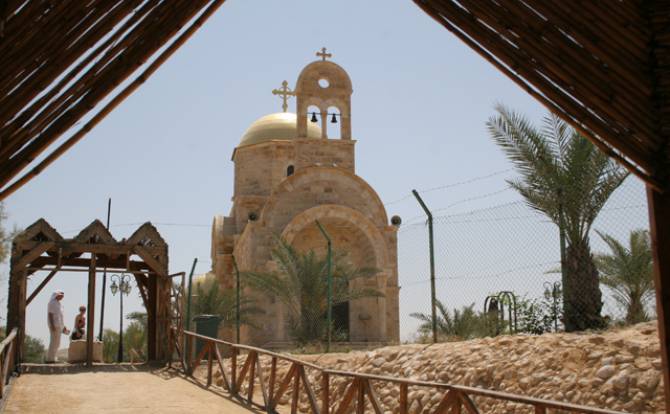 الطوائف المسيحية يؤمون كنيسة الجبل في عنجرة