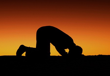 ما حكم صلاة الرجل إماماً بأخواته في صلاة الفرض أو التراويح ؟