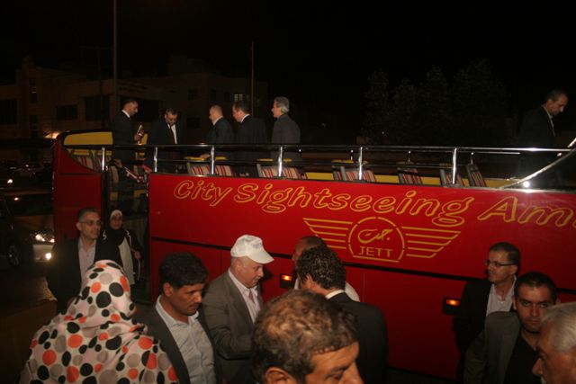 بالصور  ..  جولة بحافلة جت المكشوفة
