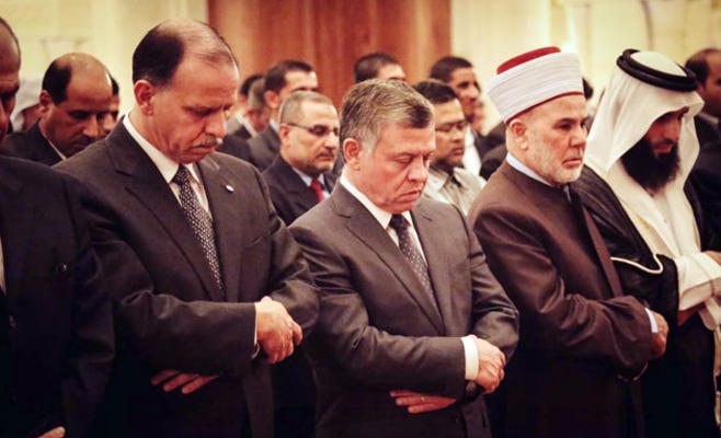 الملك يشارك المصلين إحياء ليلة القدر  ..  صور