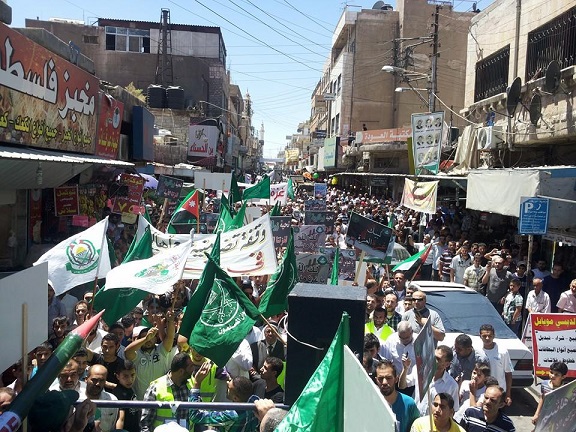 مسيرة بالزرقاء منددة بالعدو  .. 