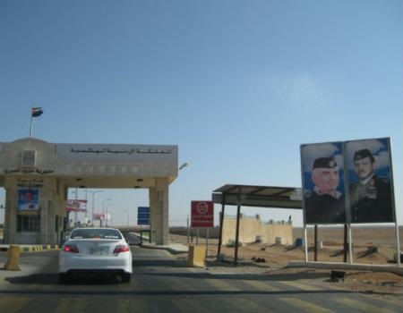 مئات المواطنين عالقون على حدود العمري