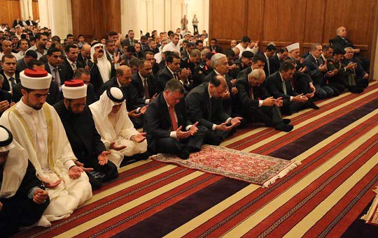 الملك يصلي العيد في مسجد الحسين
