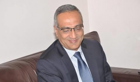 وزير الصحة يوزع الهدايا على الاطفال المرضى  .. 
