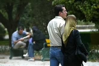 شركة إيرانية تهدد بطرد موظفيها العزاب إن لم يتزوجوا خلال 3 أشهر