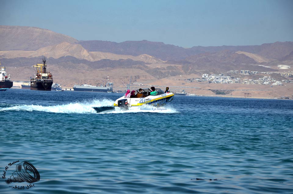 سياح يستمتعون بالابحار في العقبة 