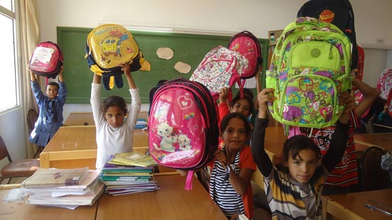 العروة الوثقى توزع 10 الاف حقيبة على الطلاب الفقراء 