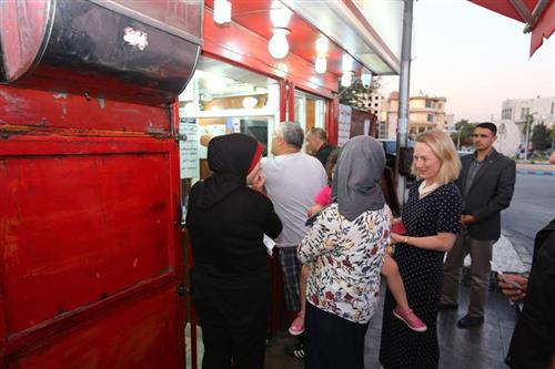 السفيرة الاميركية الجديدة تتناول الشاورما في عمان