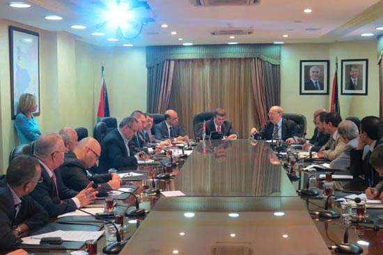 العمل تشكل لجنتين ووحدة تشغيل في الصناعة والتجارة
