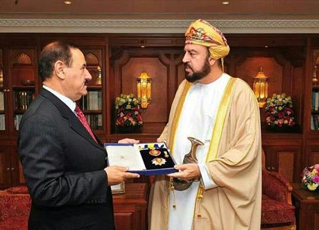 سلطان عُمان يمنح السفير الاردني وساما رفيعا