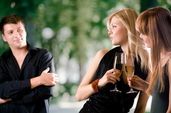 كيف ينجذب الرجل من النظرة الاولى للنساء  ؟