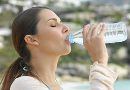 شرب الماء قبل الأكل يخفف الوزن