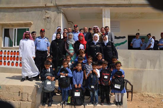 الأمن العام يوزع حقائب مدرسية وهدايا