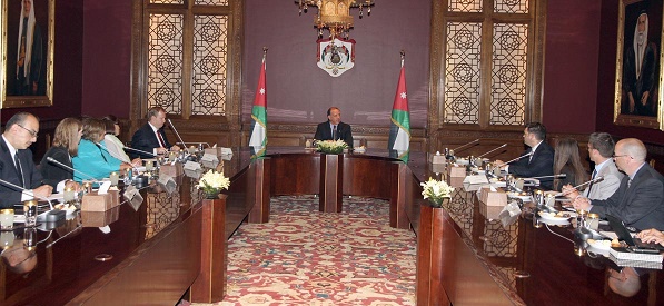 نائب الملك يلتقي وفداً من مساعدي مجلس النواب الأميركي