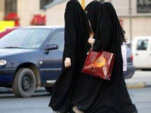 سعوديات يأكلن الطين