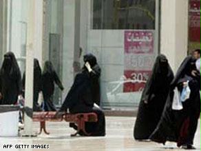 سعودي يعمل في دائرة الامر بالمعروف والنهي عن المنكر يجمع بين ست زوجات
