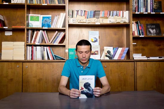 الشاعر رامي العاشق يوقّع ديوانه في معرض الكتاب