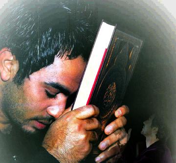 تامر حسني يناشد معجبيه الصلاة لغزة
