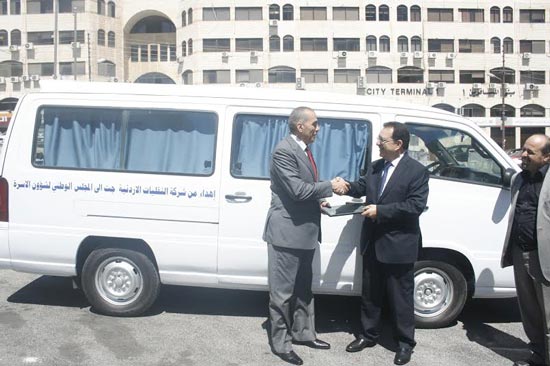 جت تتبرع بحافلة نقل  للمجلس الوطني لشؤون الاسرة 