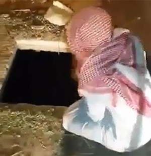 بالفيديو ..  مسن سعودي يواسي ناقته الساقطة في بئر